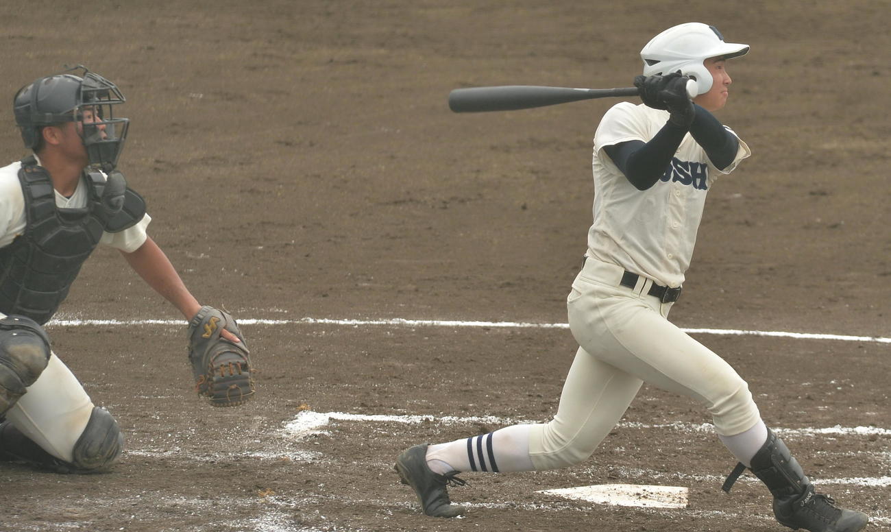 能代松陽対能代　2回表能代松陽2死満塁、3点適時三塁打を放つ田中（撮影・佐藤究）　