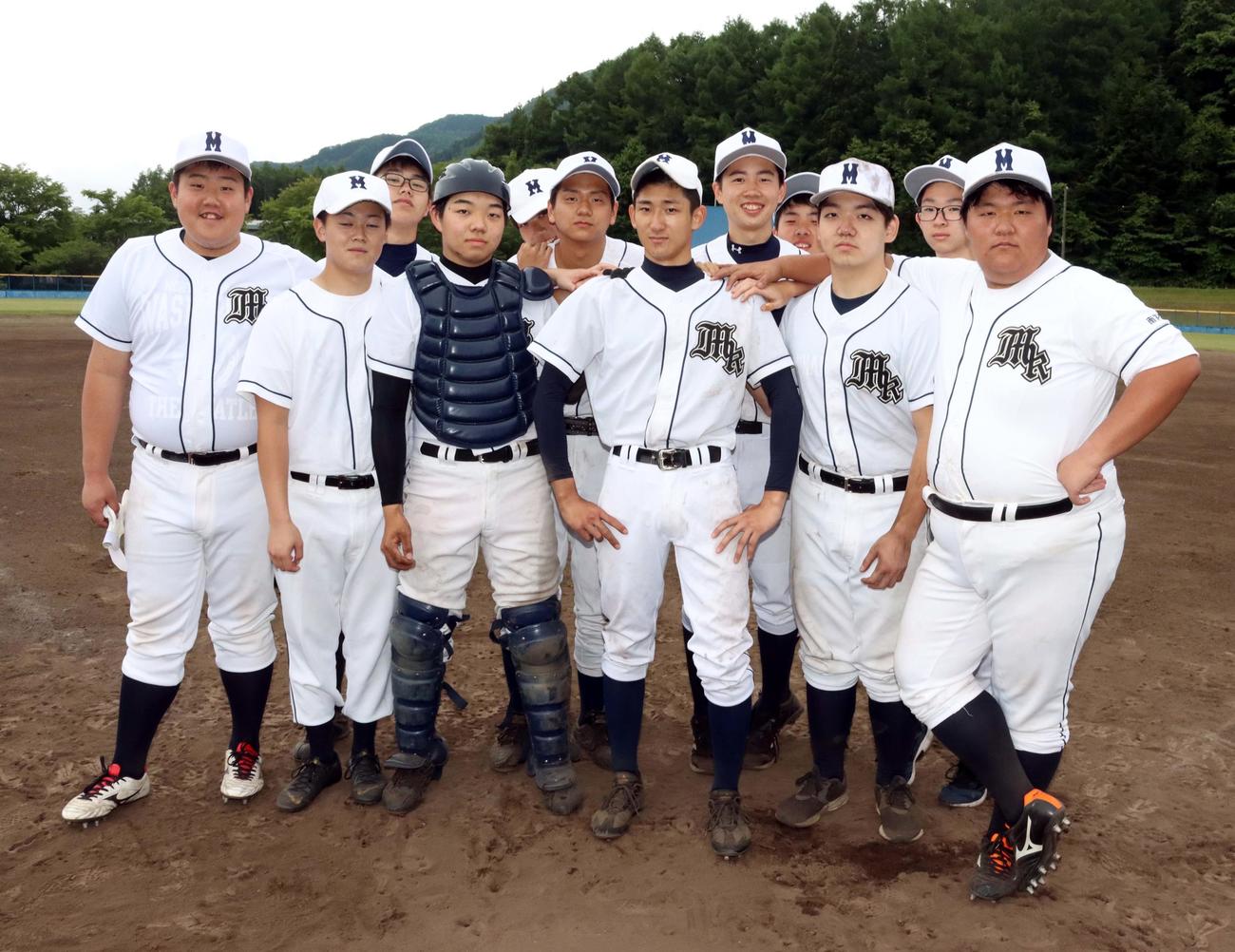 南茅部の浜林（前列中央）と助っ人として集まったメンバー。前列左から3人目が縄文クラブ所属の佐藤迅（撮影・永野高輔）