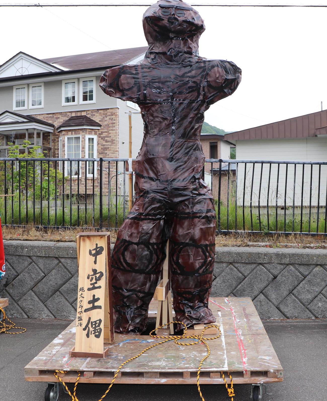 昨年の南茅部の学校祭で披露された中空土偶の山車
