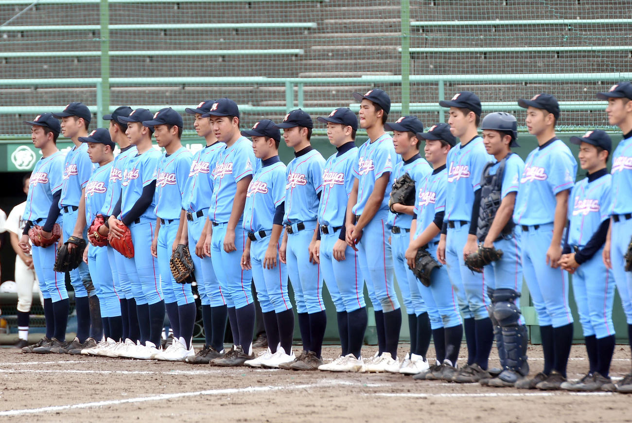 初戦を突破し、整列する新屋の選手たち（撮影・相沢孔志）
