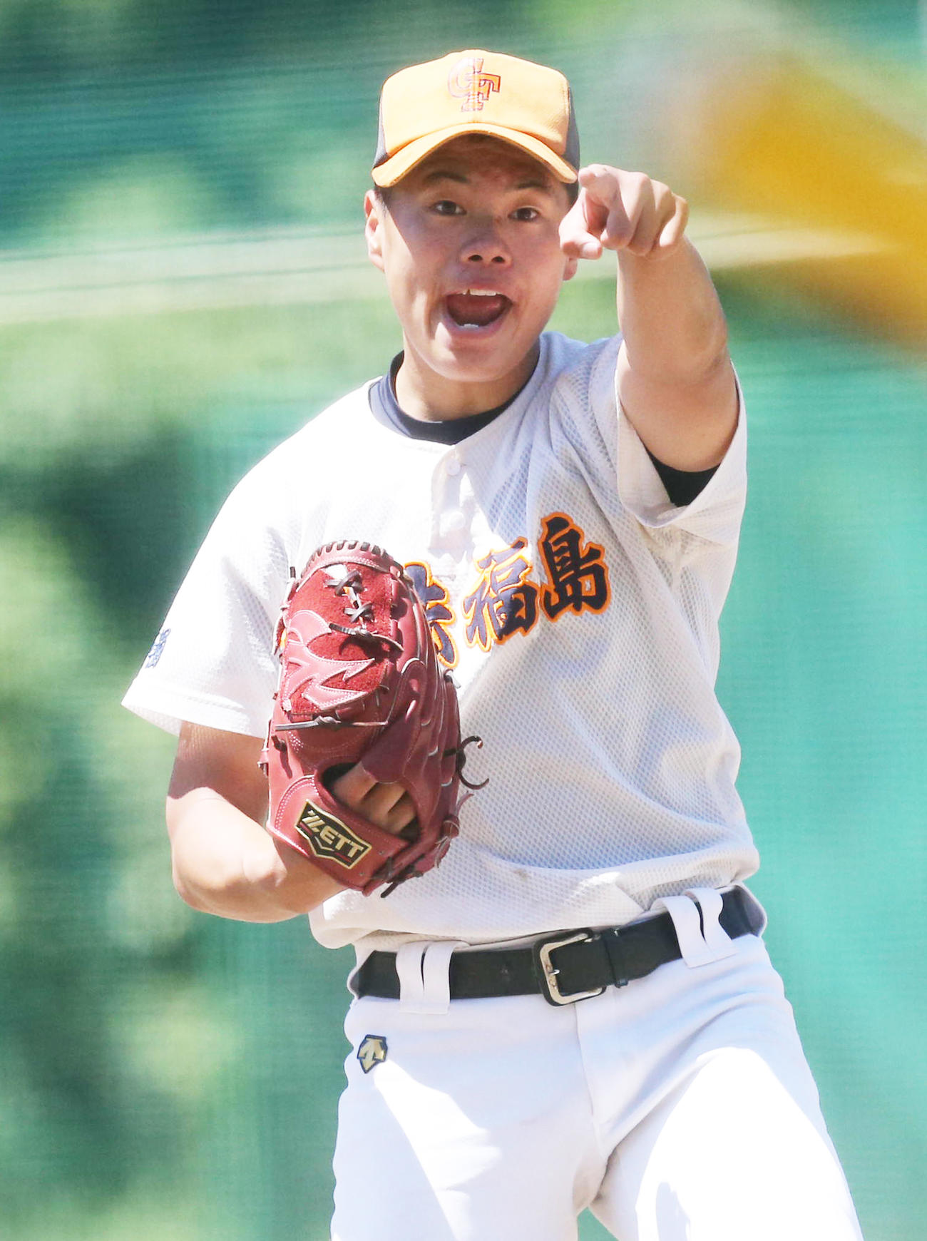 練習試合で相手スイングをアピールする学法福島・辻垣（2020年6月7日撮影）