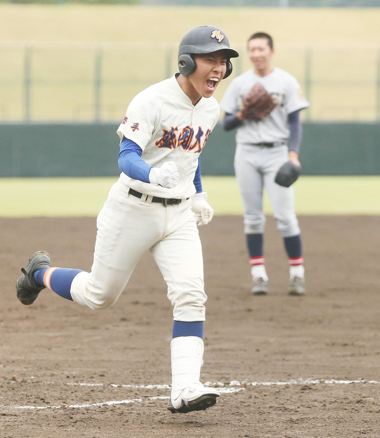 本塁打を放ちほえる盛岡大付・塚本悠樹（2019年10月17日撮影）