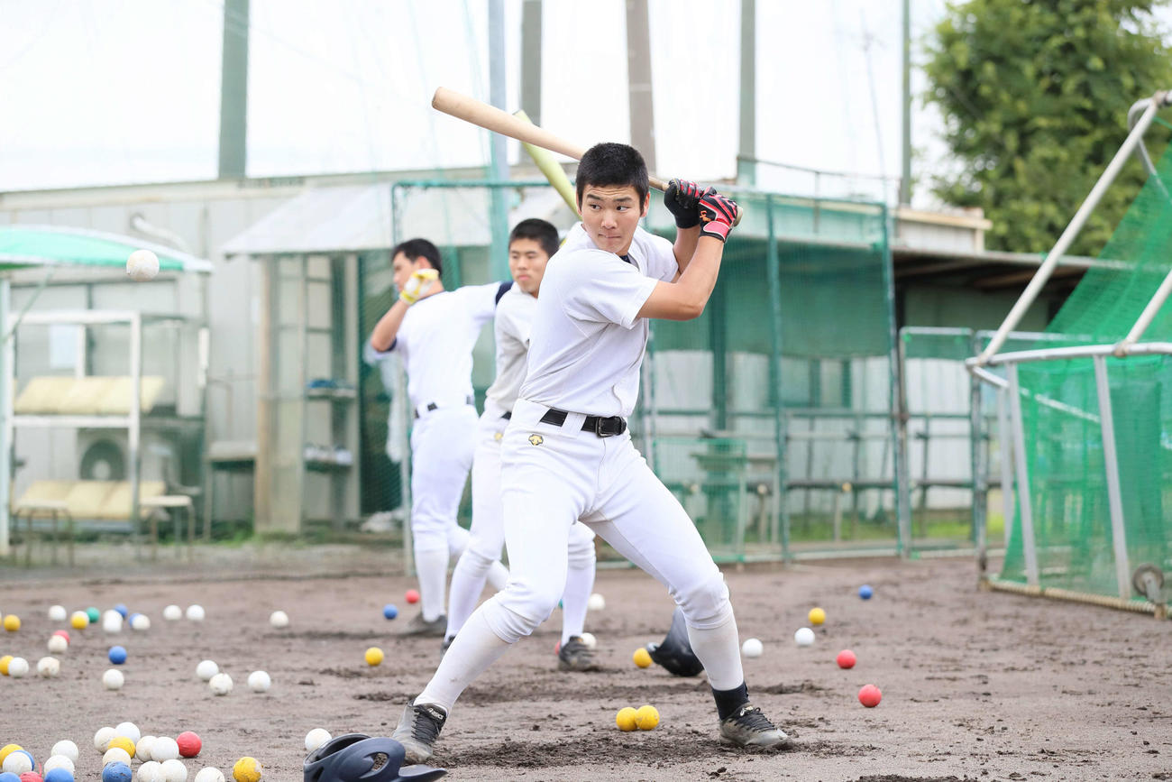 集中した様子でティー打撃をする広瀬