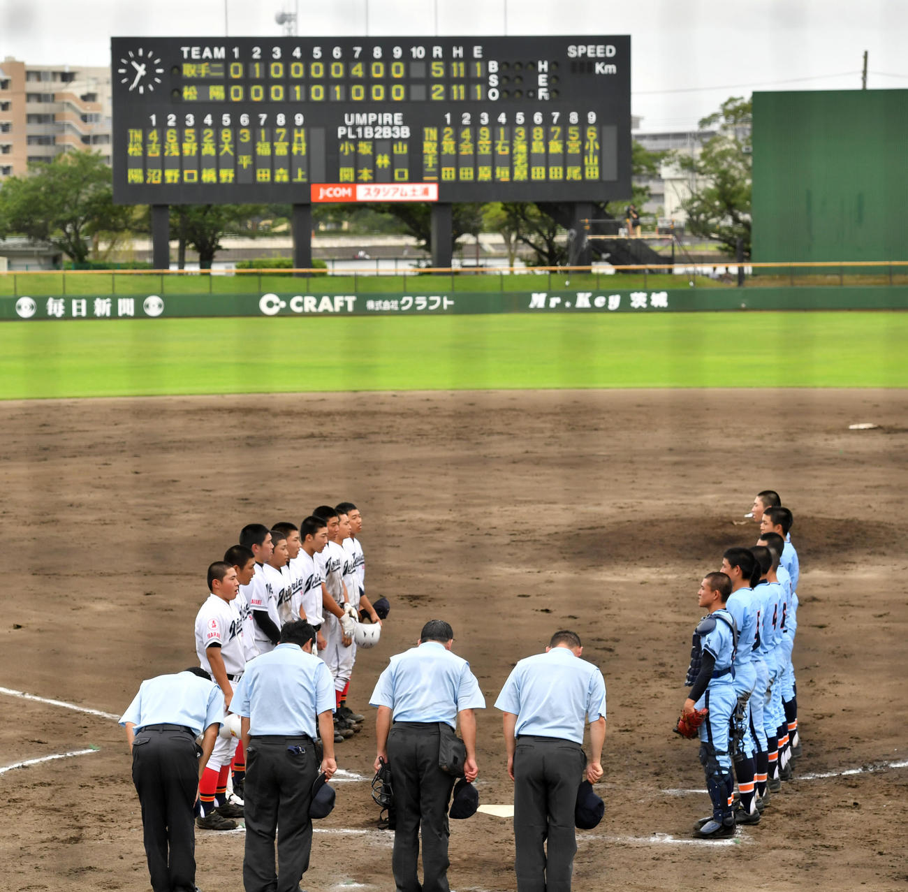 茨城：取手二対取手松陽　勝利した取手二ナイン（右）は取手松陽ナインと握手せずあいさつだけで終わる（撮影・柴田隆二）