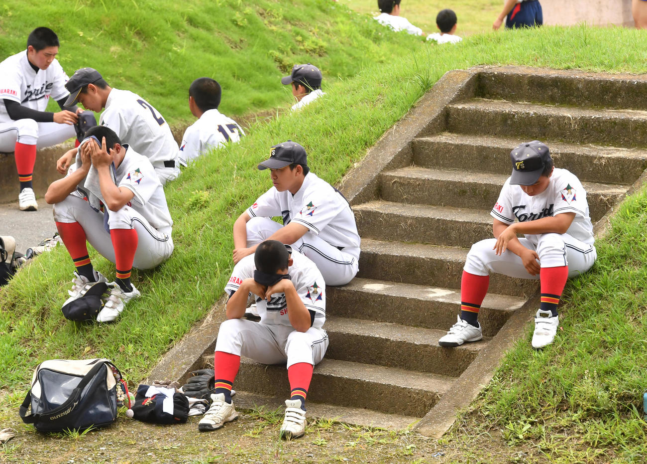 茨城：取手二対取手松陽　敗れた取手松陽ナインは涙を流す（撮影・柴田隆二）