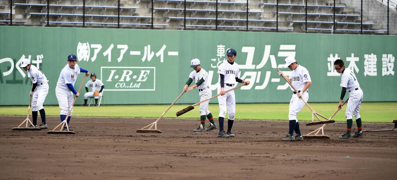 茨城：土浦二対四校連合　5回終了に、四校連合ナインはグラウンドを整備する（撮影・柴田隆二）