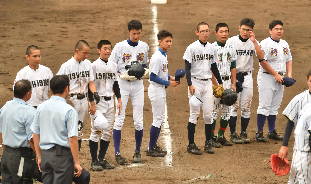 茨城：土浦二対四校連合　6回コールド負けに終わった四校連合ナイン（左）（撮影・柴田隆二）