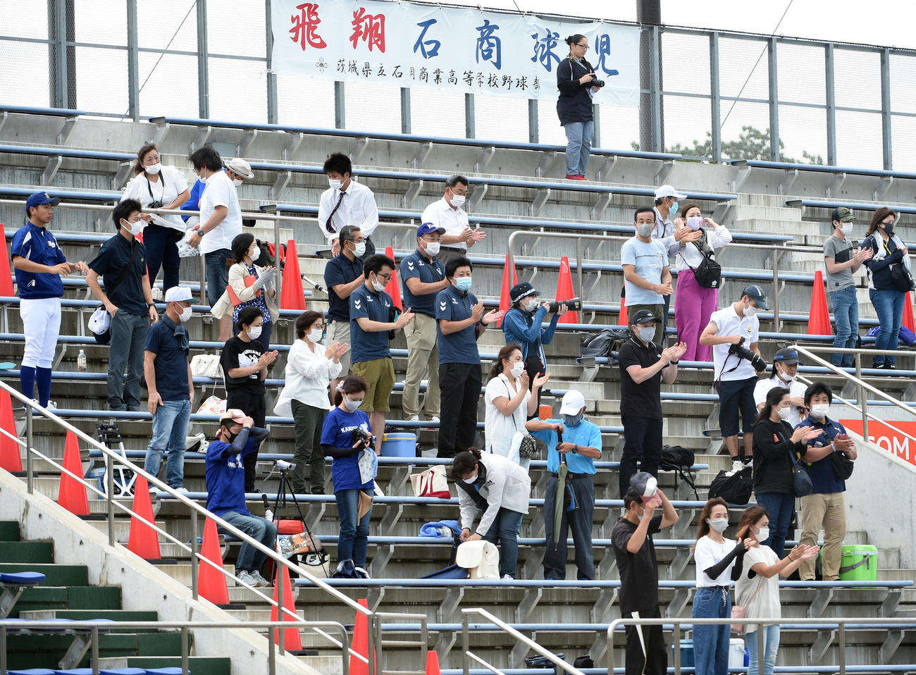 茨城：土浦二対四校連合　6回、コールド負けに終わった四校連合ナインに拍手を送る父兄（撮影・柴田隆二）