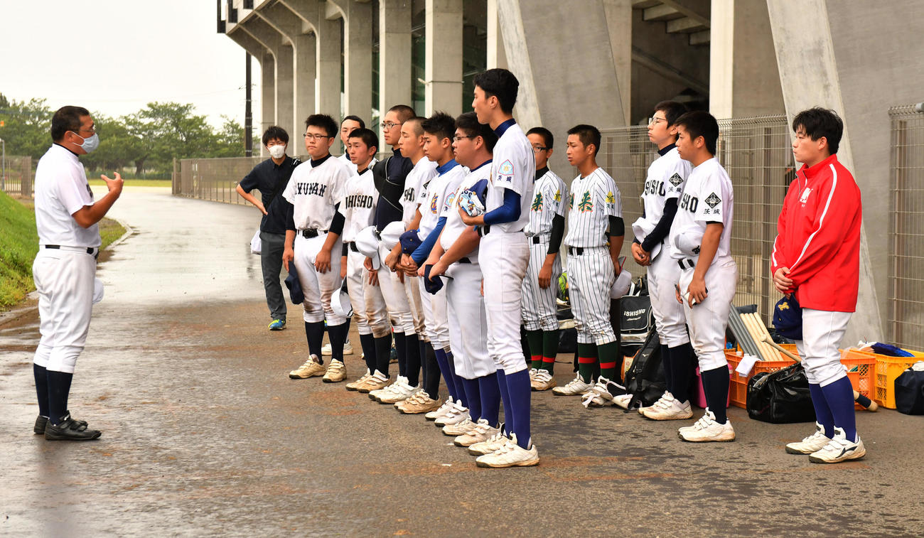 茨城：土浦二対四校連合　6回コールド負けに終わった四校連合ナインは小倉監督（左端）から話を聞く（撮影・柴田隆二）