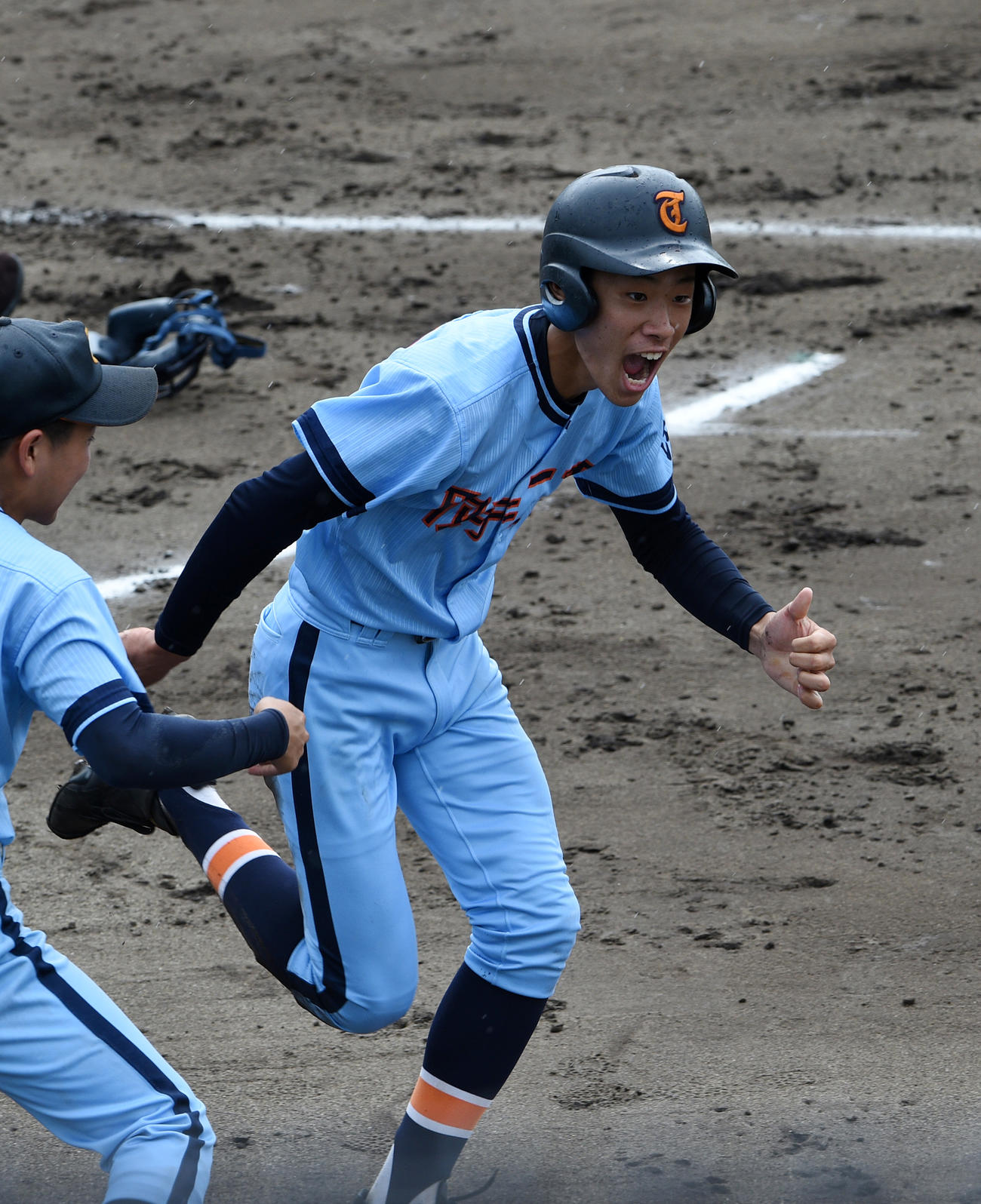 茨城：取手二対取手松陽　2回表取手二1死一塁、飯田の左越え二塁打で生還した一塁走者島田（撮影・柴田隆二）