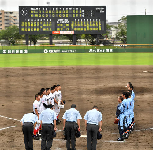 茨城：取手二対取手松陽　勝利した取手二ナイン（右）は取手松陽ナインと握手せずあいさつだけで終わる（撮影・柴田隆二）