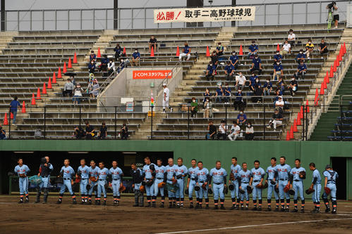 茨城：取手二対取手松陽　父兄が見守るスタンドの前で整列する取手二ナイン（撮影・柴田隆二）