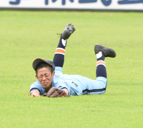 茨城：取手二対取手松陽　6回裏取手松陽2死二塁、北川の飛球にダイビングキャッチする島田（撮影・柴田隆二）