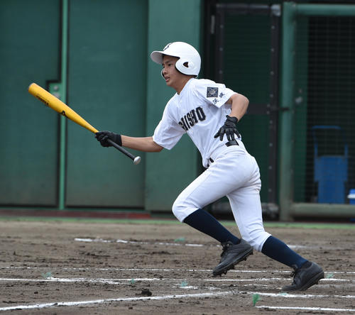 茨城：土浦二対四校連合　1回裏四校連合2死二塁、金田は左前に適時打を放つ（撮影・柴田隆二）