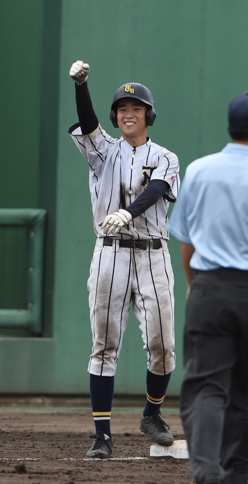 茨城：土浦二対四校連合　5回表土浦二1死一、二塁、堀越は左中間に適時三塁打を放ちガッツポーズする（撮影・柴田隆二）