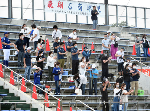 茨城：土浦二対四校連合　6回、コールド負けに終わった四校連合ナインに拍手を送る父兄（撮影・柴田隆二）