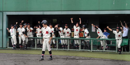 020夏季静岡県高校野球大会　6回表、逆転して歓喜する静岡市立ベンチ