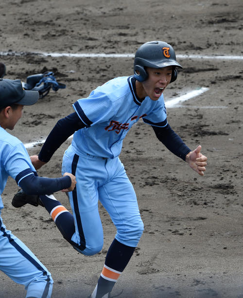 茨城：取手二対取手松陽　2回表取手二1死一塁、飯田の左越え二塁打で生還した一塁走者島田（撮影・柴田隆二）
