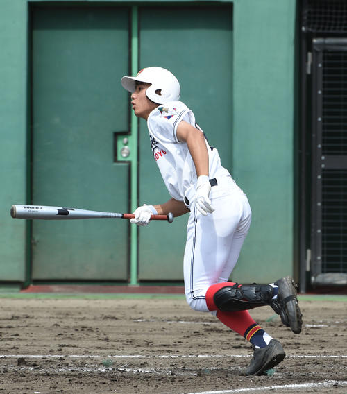 茨城：取手二対取手松陽　4回裏取手松陽2死一、三塁、冨森は同点の中前安打を放つ（撮影・柴田隆二）