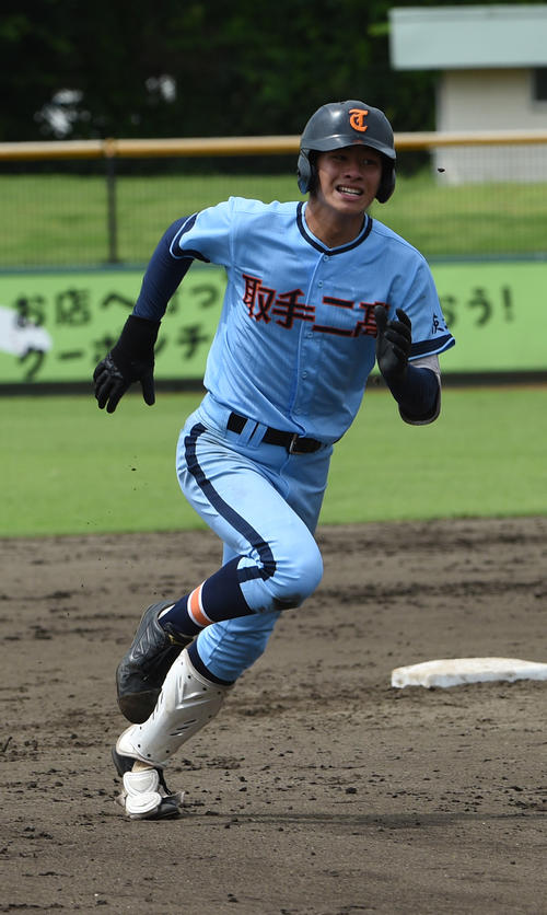 茨城：取手二対取手松陽　7回表取手二2死満塁、石垣は左中間に走者一掃の三塁打を放つ（撮影・柴田隆二）