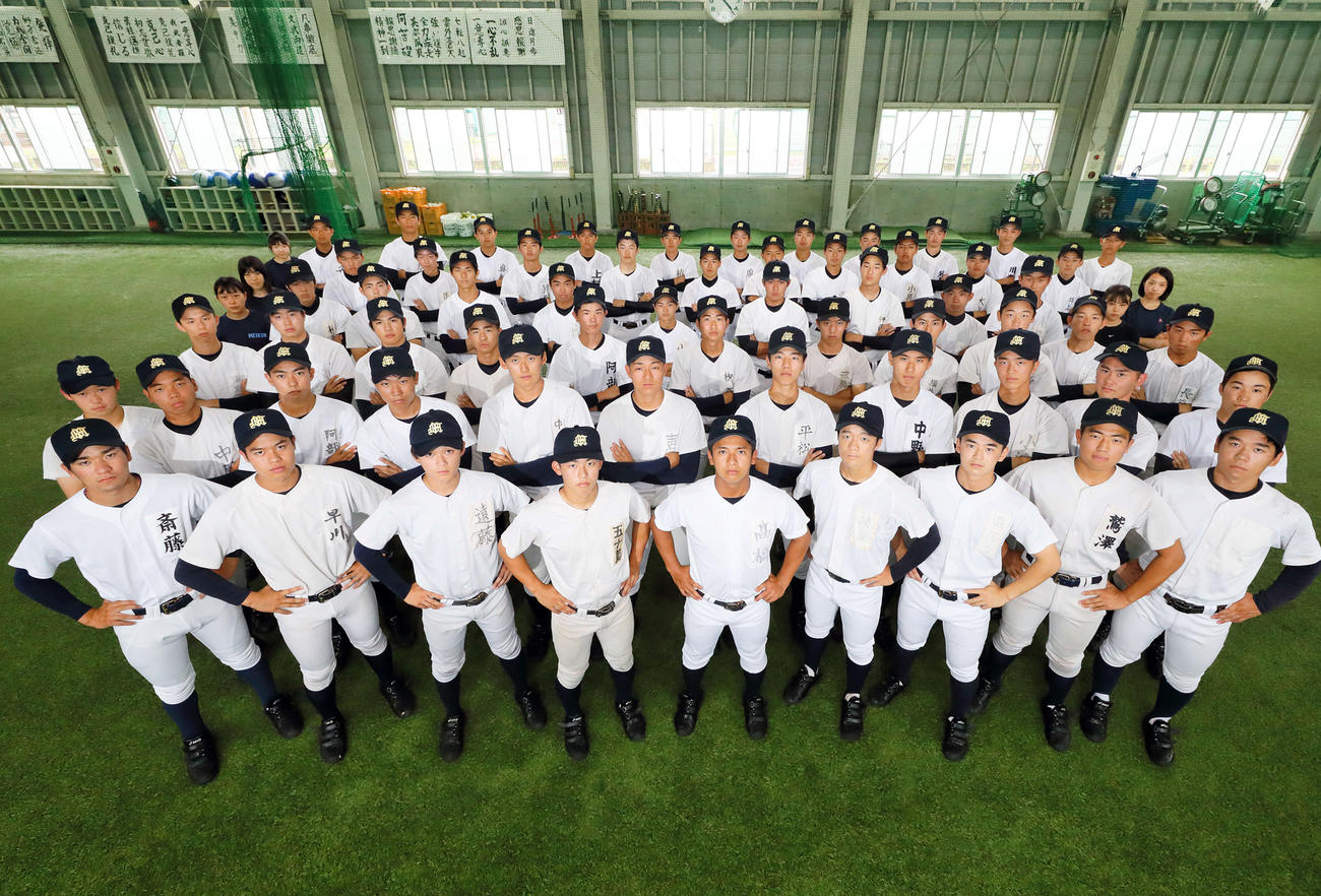 夏季大会優勝へチーム一丸の新潟明訓（撮影・斎藤慎一郎）