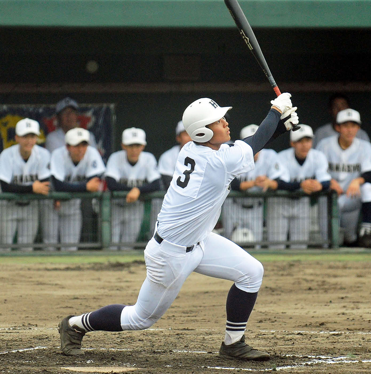 5打数3安打3打点の活躍を見せる浜松商の山本一塁手（撮影・神谷亮磨）
