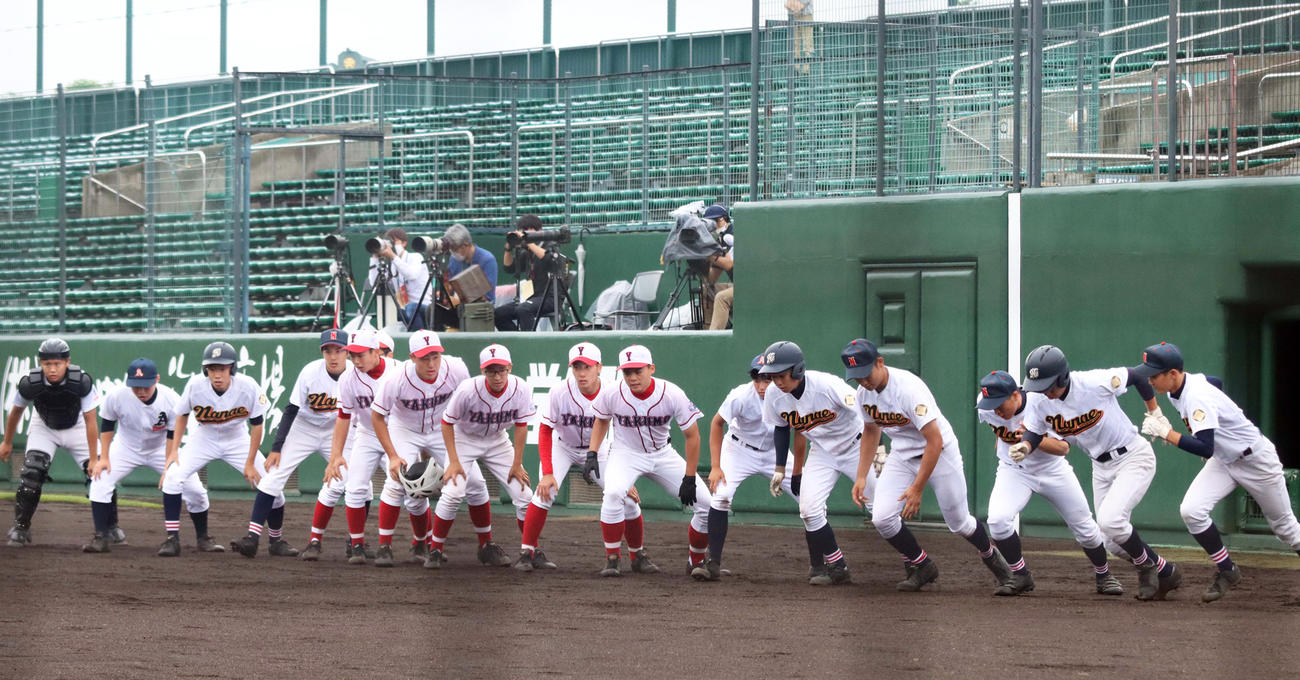 控え部員と保護者以外無観客の中、駆けだす大野農・七飯・八雲連合チームの選手たち（撮影・永野高輔）