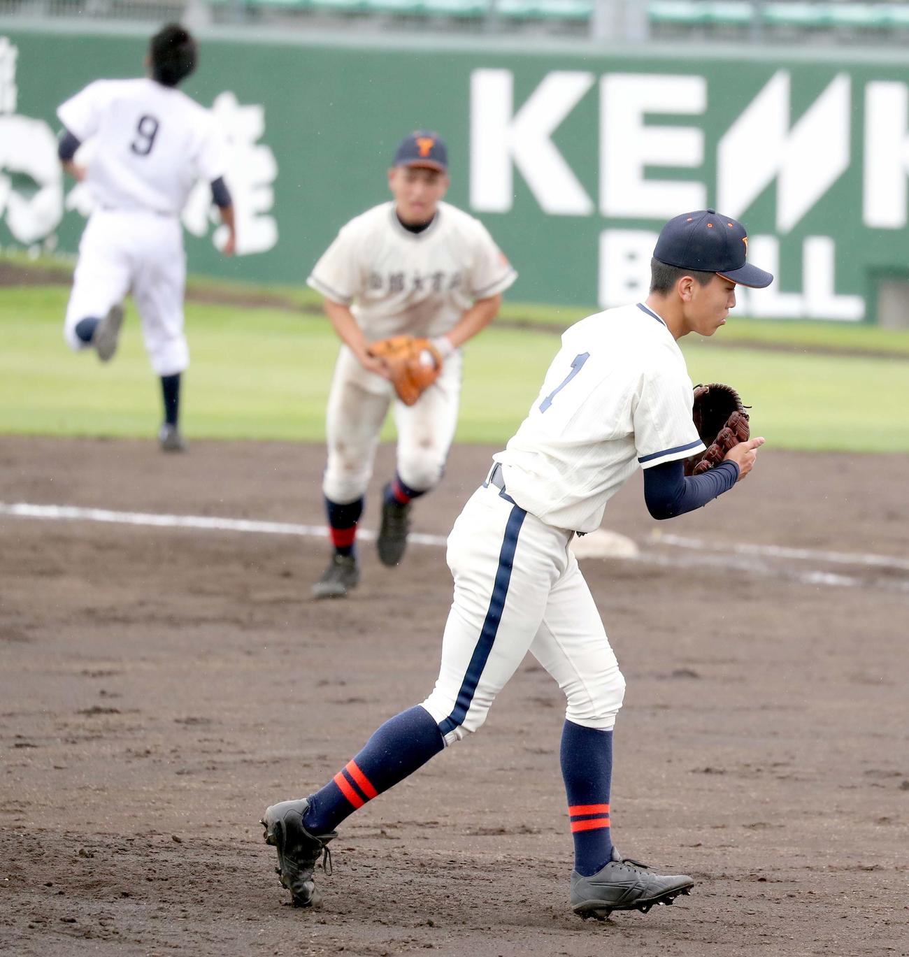 檜山北対函館大有斗　9回表檜山北1死、松永（左奥）を併殺打に仕留め、グラブを叩きながら整列に向かう函館大有斗・工藤雅（撮影・佐藤翔太）