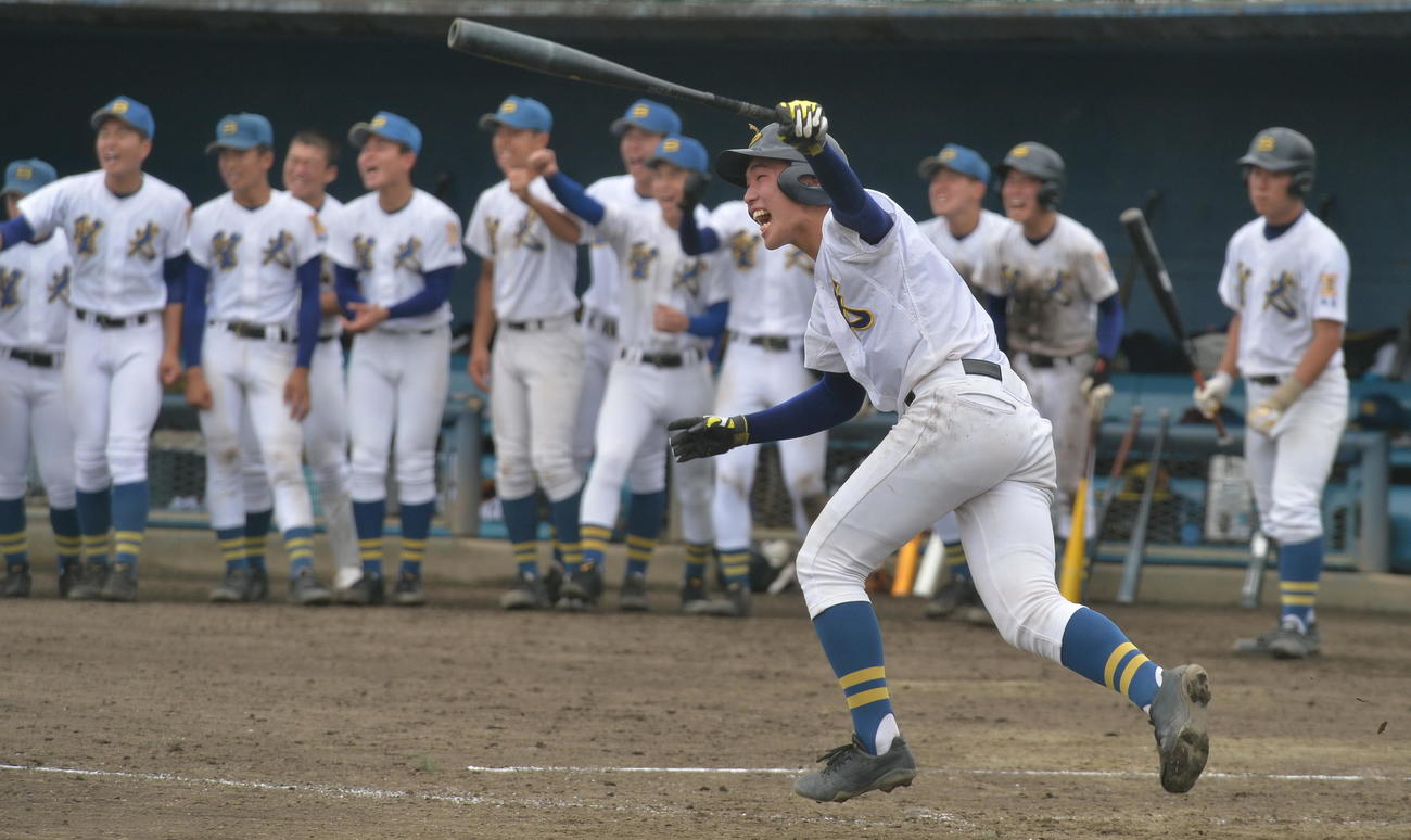 控えメンバーによる聖光学院壮行試合の7回裏2死一、二塁、サヨナラ打を放つ浅川（撮影・佐藤究）　