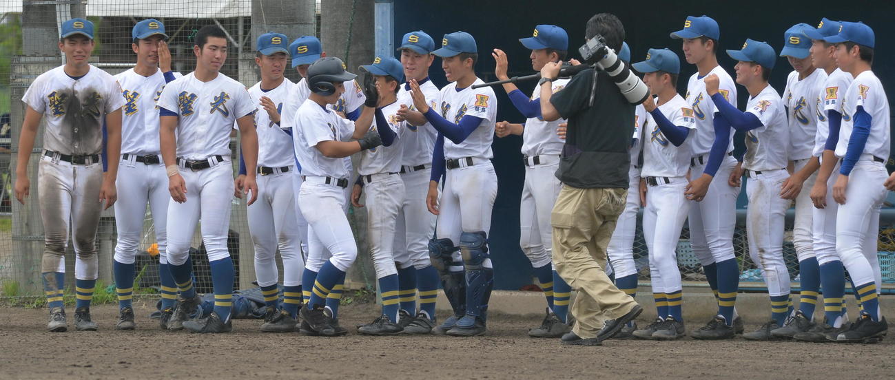 控えメンバーによる聖光学院壮行試合の7回表1死一塁、須藤がバントを決め、ベンチが盛り上がる（撮影・佐藤究）　