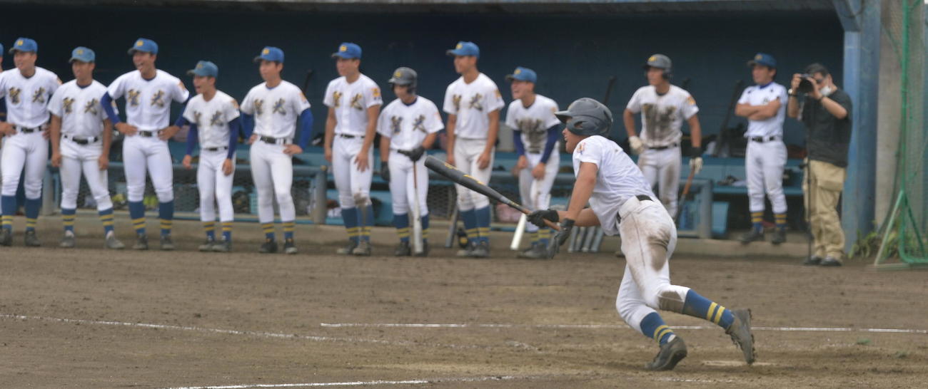控えメンバーによる聖光学院の壮行試合で7回表2死一塁、中前打を放つ鈴木（撮影・佐藤究）　