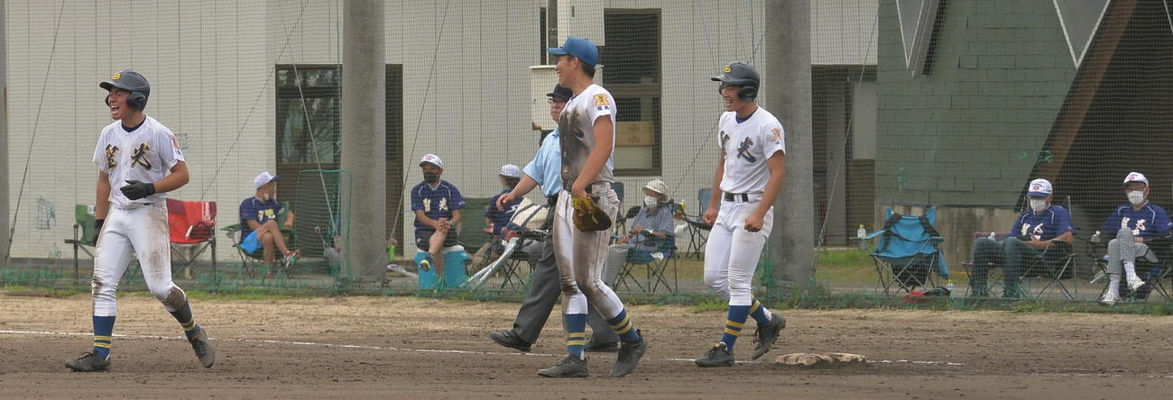 控えメンバーによる聖光学院壮行試合の7回表2死一塁、中前打を放ち喜ぶ鈴木（左端）（撮影・佐藤究）　