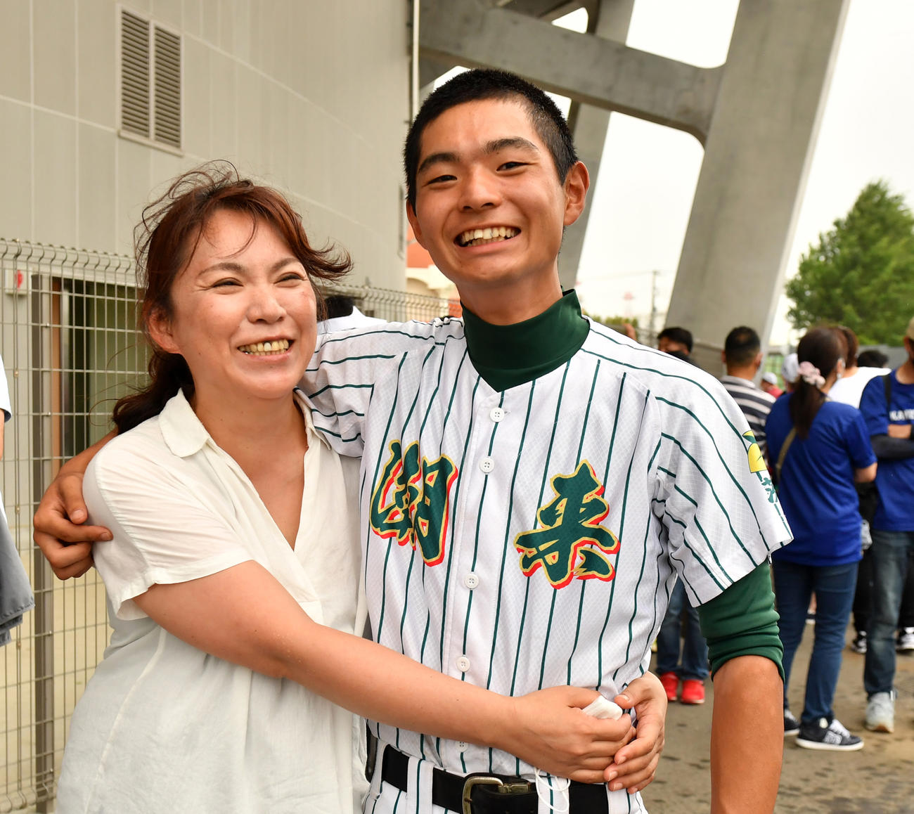 試合後、4校連合の青木蓮（潮来）は母美喜子さんと抱き合う（撮影・柴田隆二）