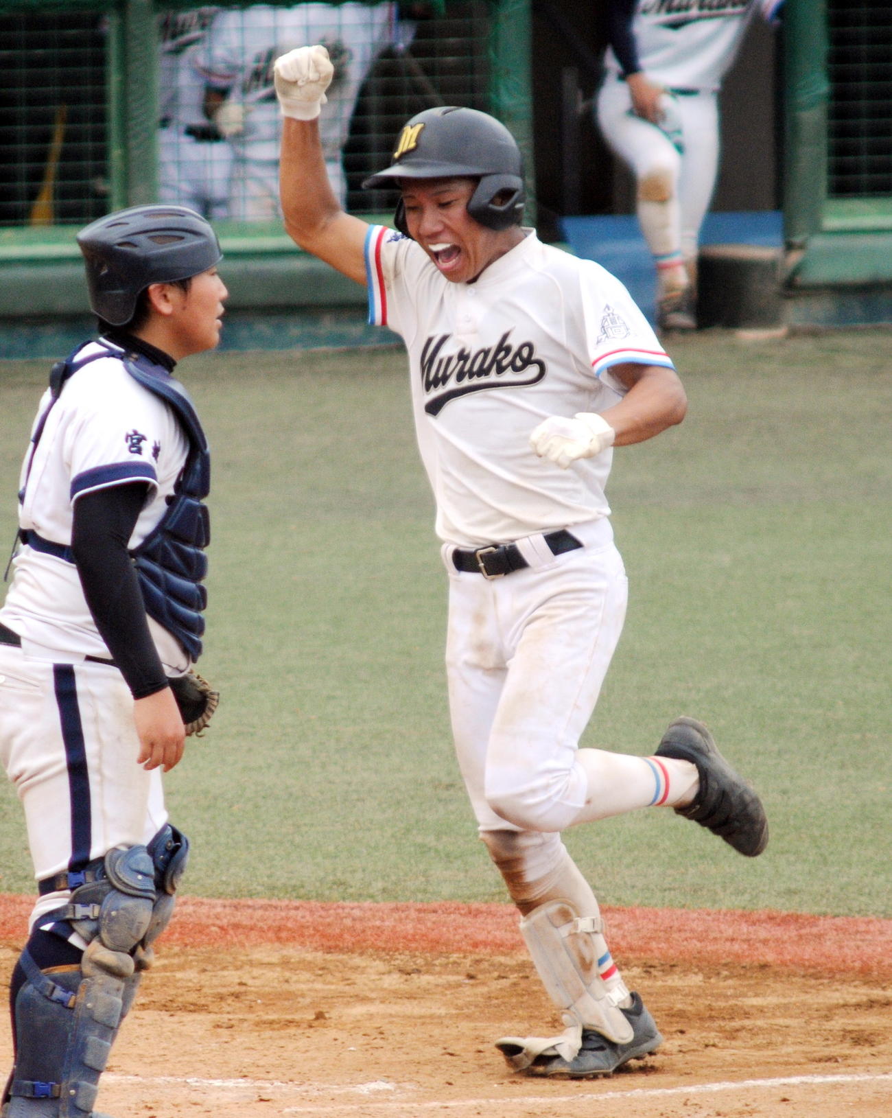 3回裏村田無死、先頭の4番小室主将が左越え三塁打と敵失で雄たけびをあげながら一気に生還