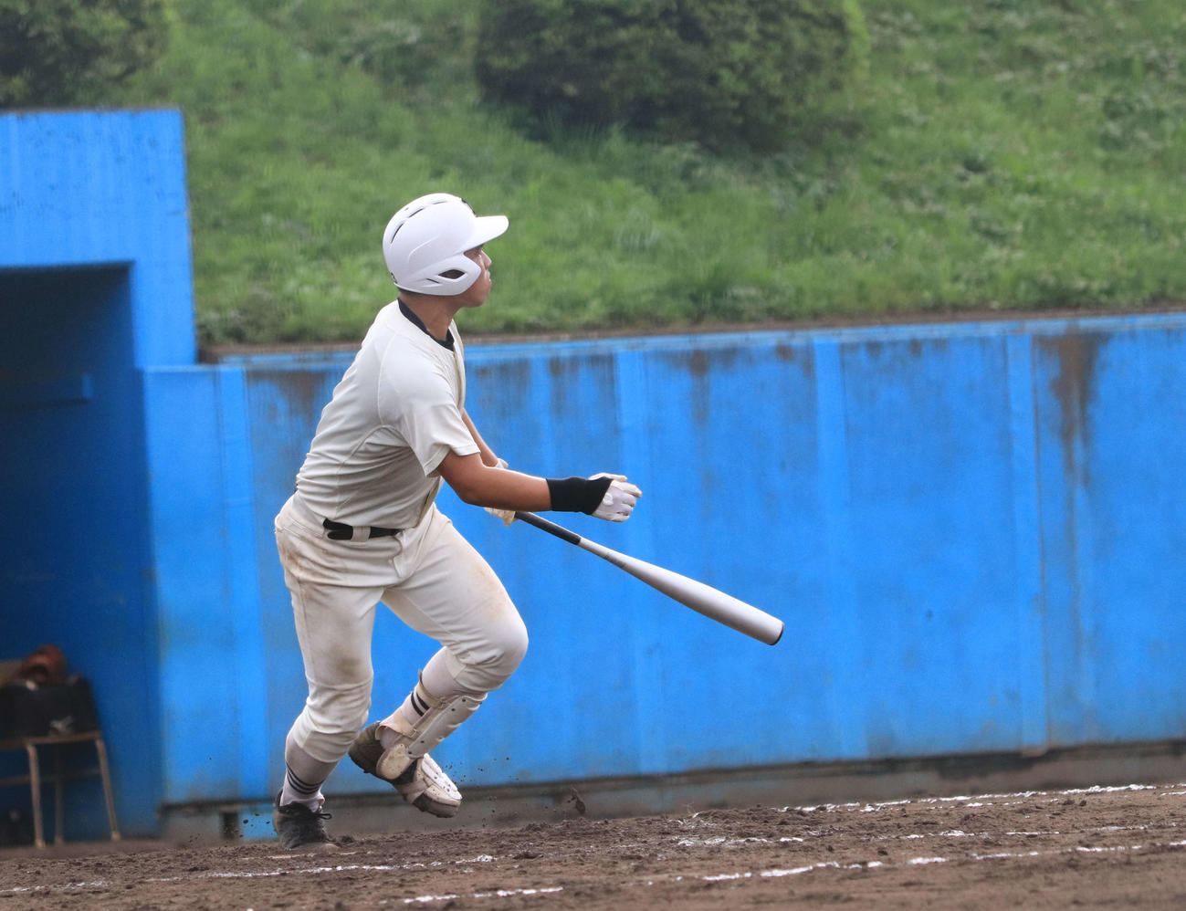 日大三対帝京　8回先頭の初球に左越えのソロ本塁打を放つ難波研伍内野手（撮影・小早川宗一郎）