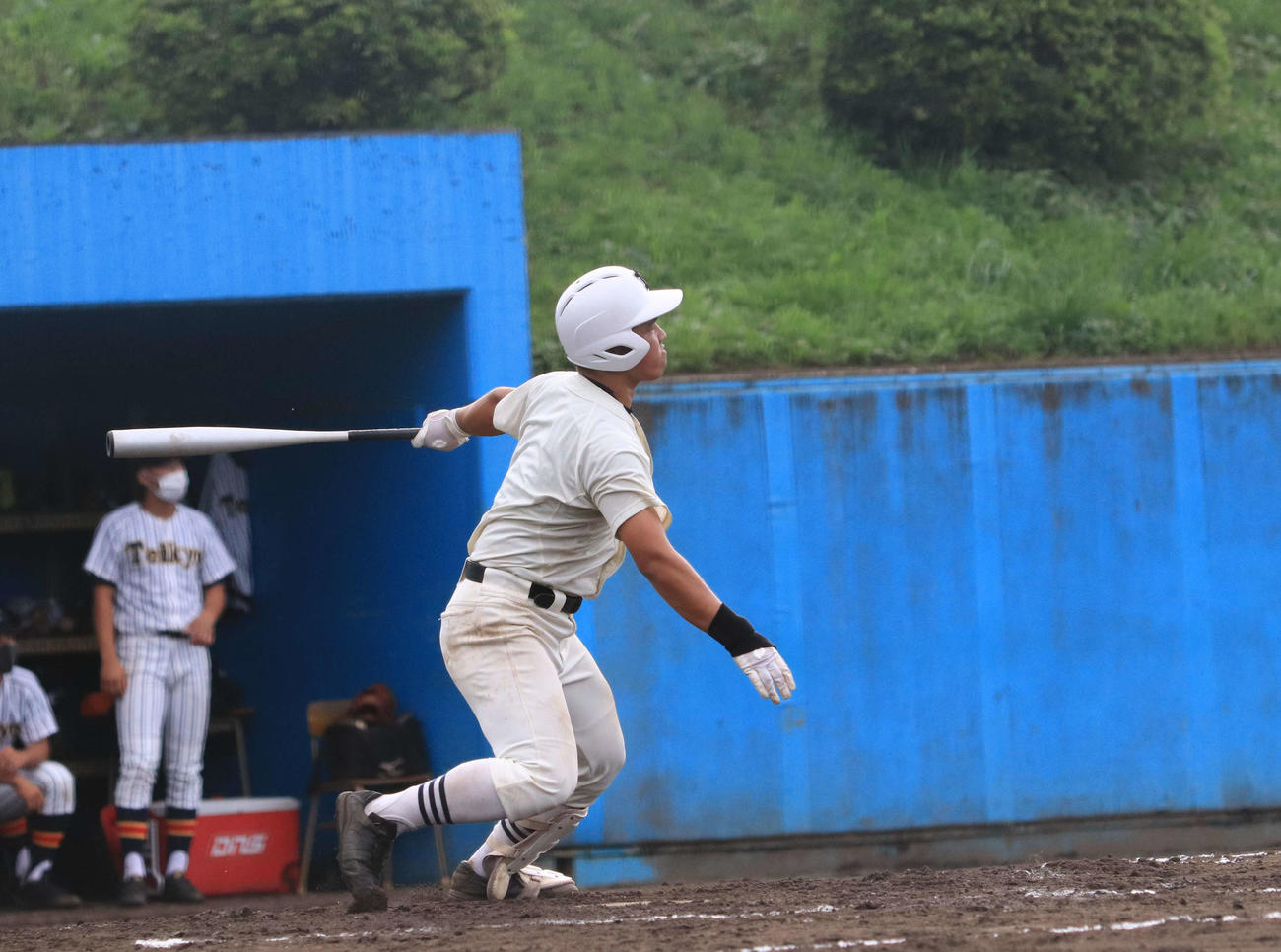 日大三対帝京　8回先頭の初球に左越えのソロ本塁打を放つ難波研伍内野手（撮影・小早川宗一郎）