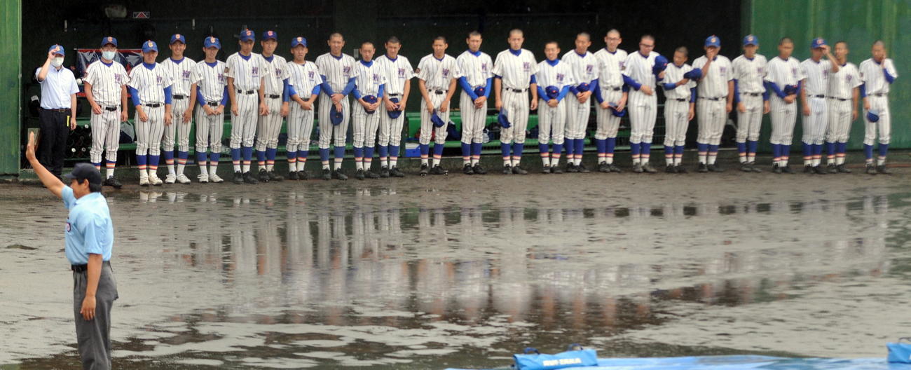 東北学院榴ケ岡対古川学園　1－0の3回裏、古川学園無死一塁。降雨で約1時間中断後、球審（左手前）がノーゲームを宣言