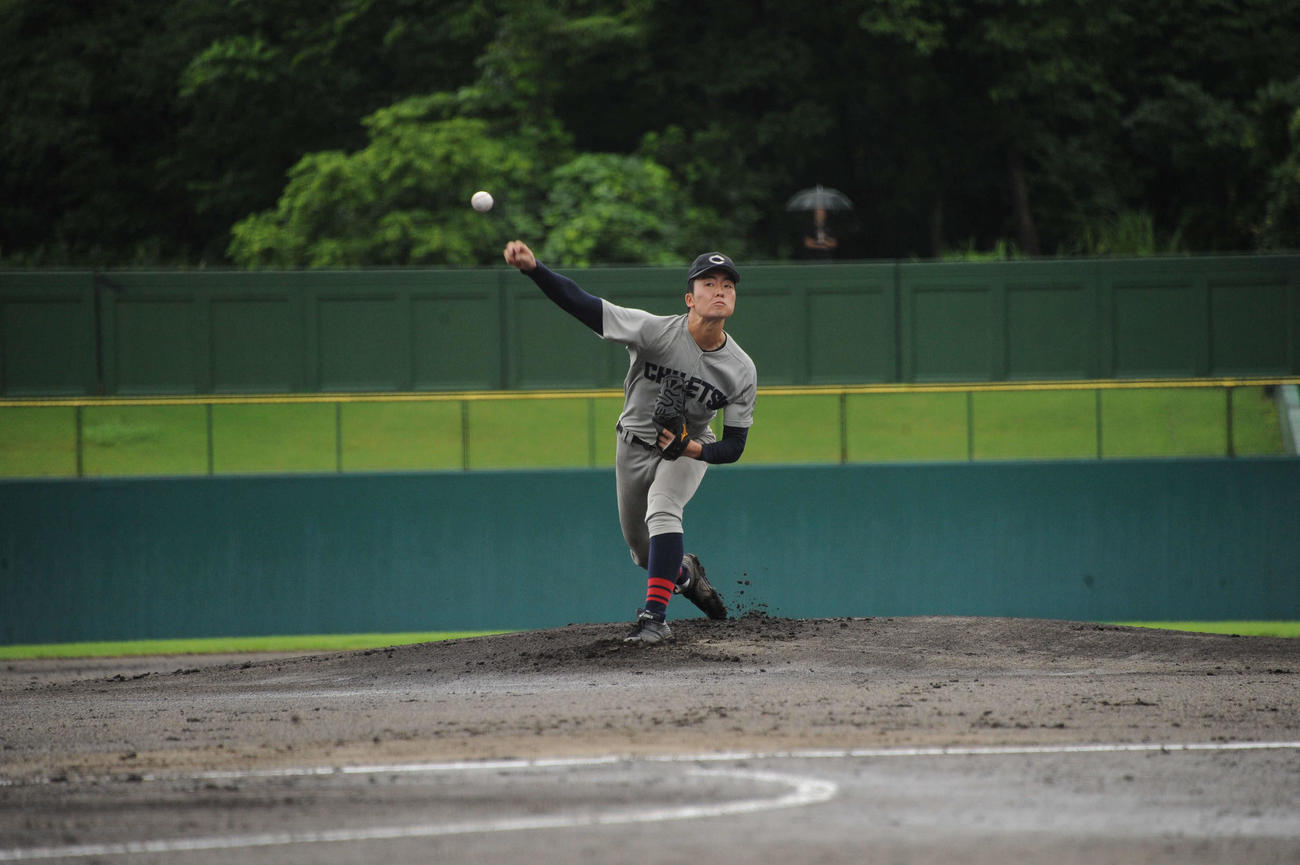 球威のある直球を投げ込んだ中越・佐藤旦
