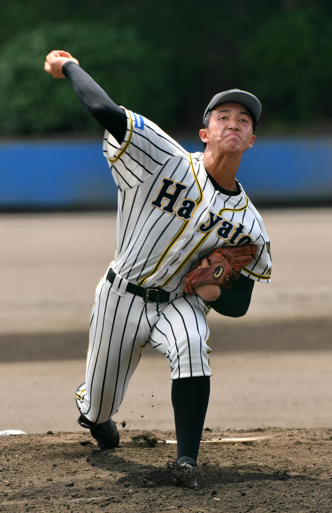 横浜隼人対東海大菅生　5回途中から登板した横浜隼人・梅田（撮影・柴田隆二）