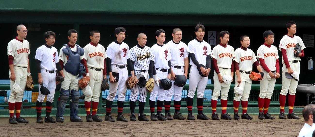 江差・上ノ国・函館稜北対函館工　試合終了後ベンチ前に整列する江差・上ノ国・函館稜北の選手たち。左から7人目が函館稜北の村上（撮影・永野高輔）