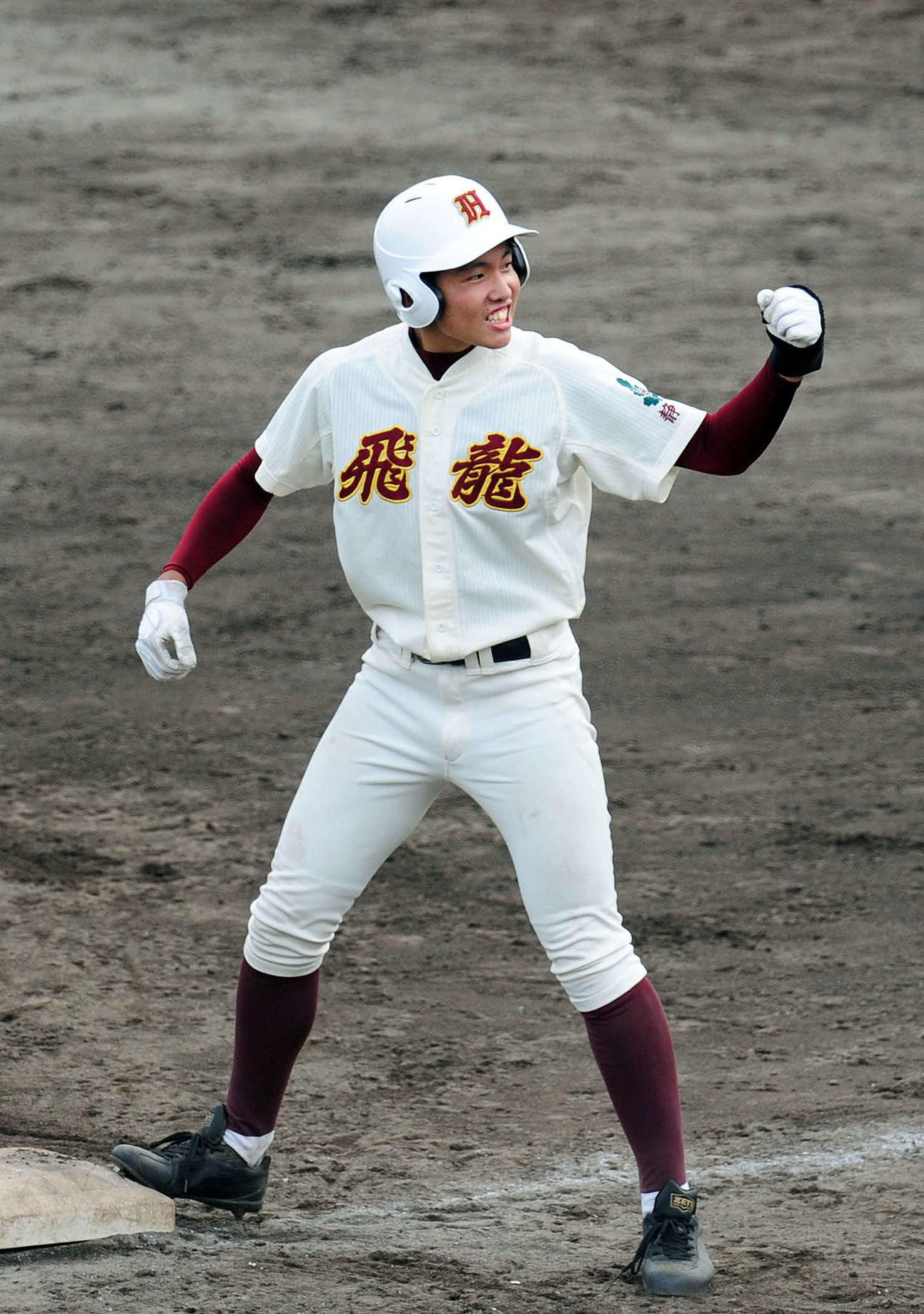 決勝タイムリーを放ち、ベンチに向かってガッツポーズする飛龍の田口外野手