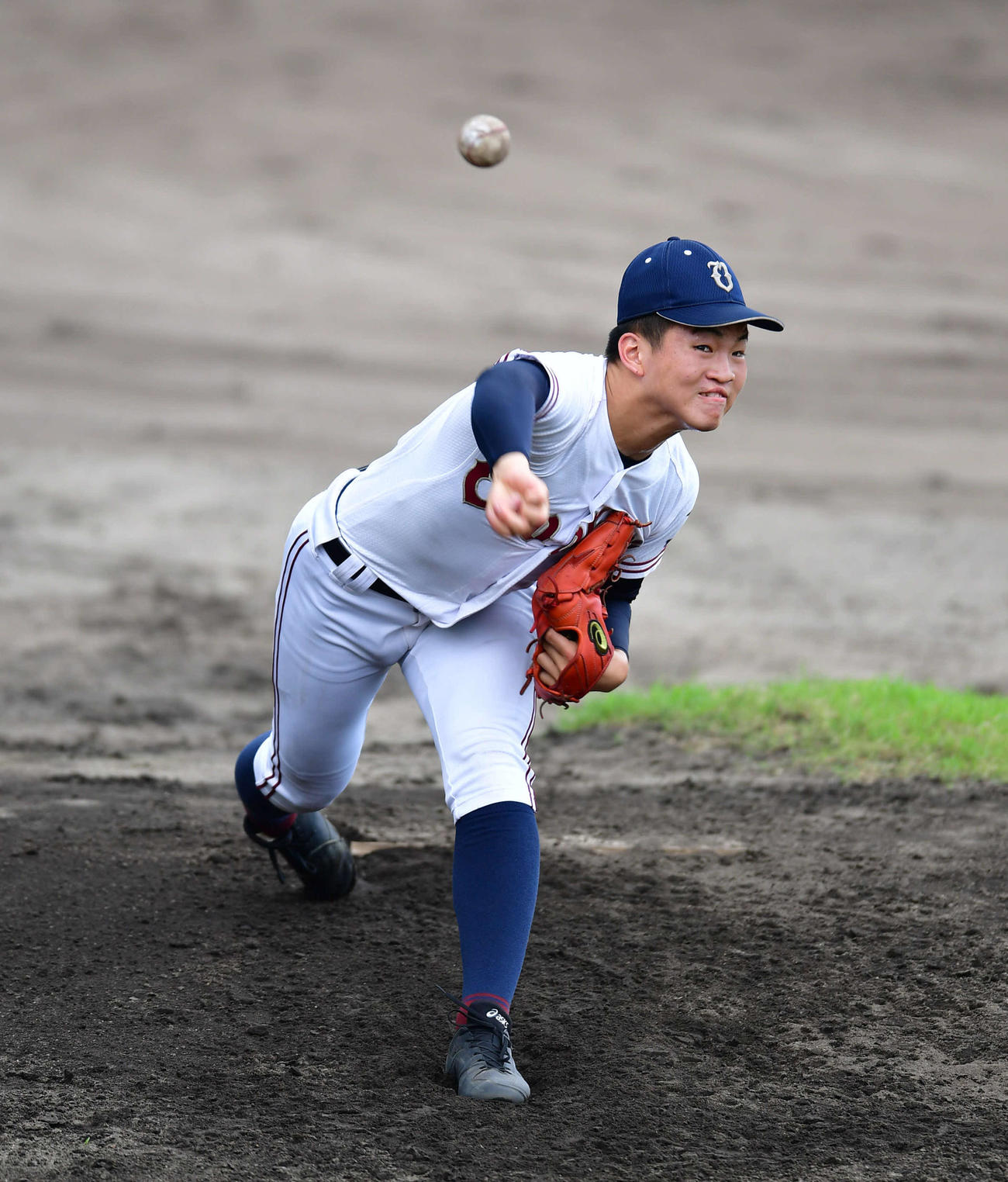 西乙訓対乙訓　試合中にブルペンで肩をつくる乙訓・林（撮影・岩下翔太）