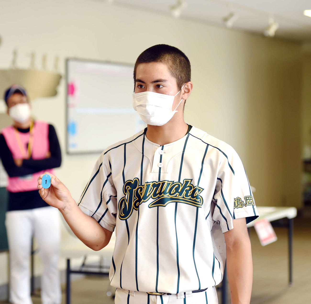 県大会の組み合わせを決める抽選で「1」を引いた鶴岡東・鈴木主将（撮影・相沢孔志）