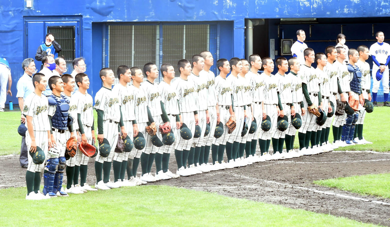 鶴岡中央対鶴岡東　試合に勝利し、整列する鶴岡東の選手たち（撮影・相沢孔志）