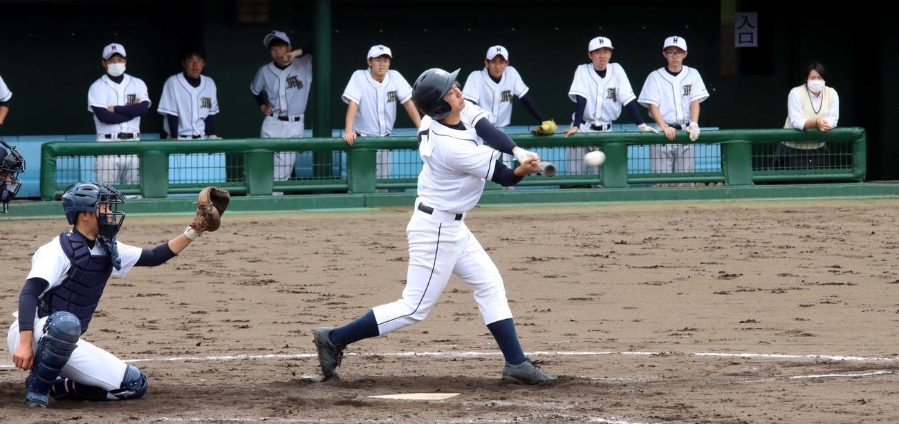 大野農・七飯・八雲対南茅部　4回南茅部2死、4番山田が左前へチーム唯一の安打を放つ（撮影・永野高輔）