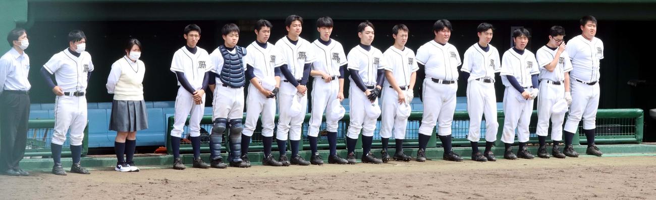 大野農・七飯・八雲対南茅部　試合を終えベンチ前に整列する3年ぶり単独出場の南茅部。左から7人目が唯一安打を放った山田（撮影・永野高輔）