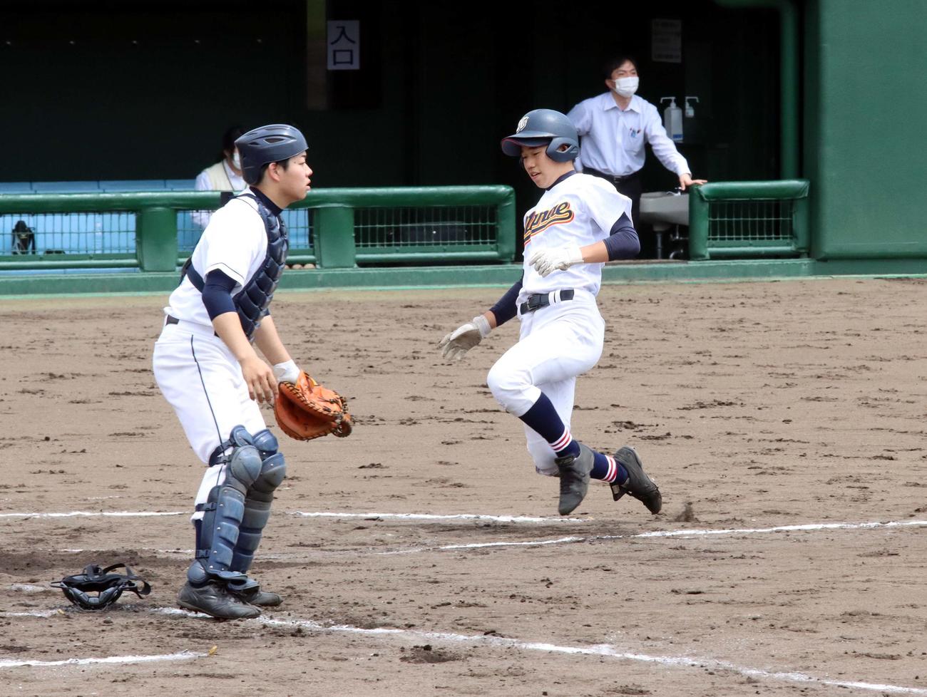 大野農・七飯・八雲対南茅部　6回大野農・七飯・八雲2死一、三塁、佐藤駿が左中間に大会1号となるランニング本塁打を放ちスライディングで生還する（撮影・永野高輔）