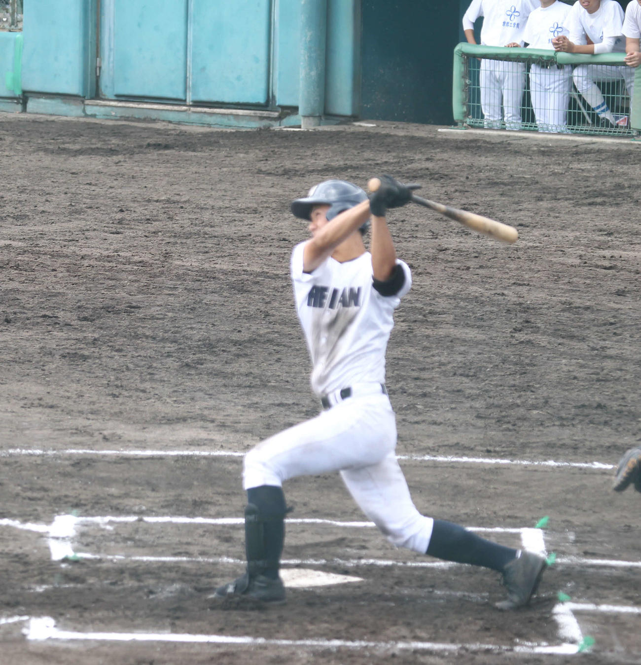 京都工学院対龍谷大平安　5回裏龍谷大平安2死三塁、奥村は左越え2点本塁打を放つ（撮影・佐藤妙月）