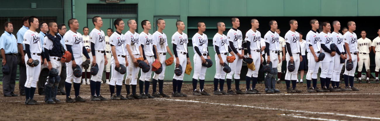 大館国際情報学院対大館鳳鳴　初戦突破して校歌を歌う大館国際情報学院ナイン（撮影・山田愛斗）