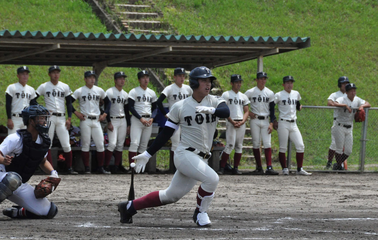 滝川二戦の8回、大阪桐蔭・仲三河は右前適時打を放つ（撮影・石橋隆雄）
